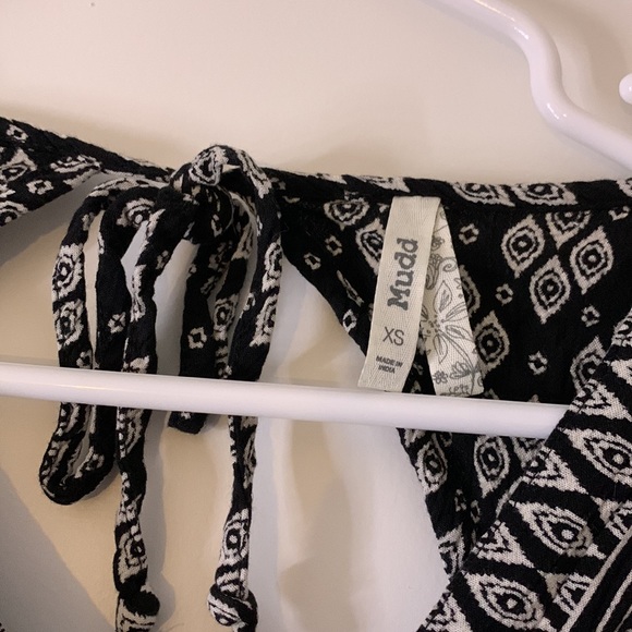 Black and White Geometric Romper 🖤🤍 - Picture 3 of 4